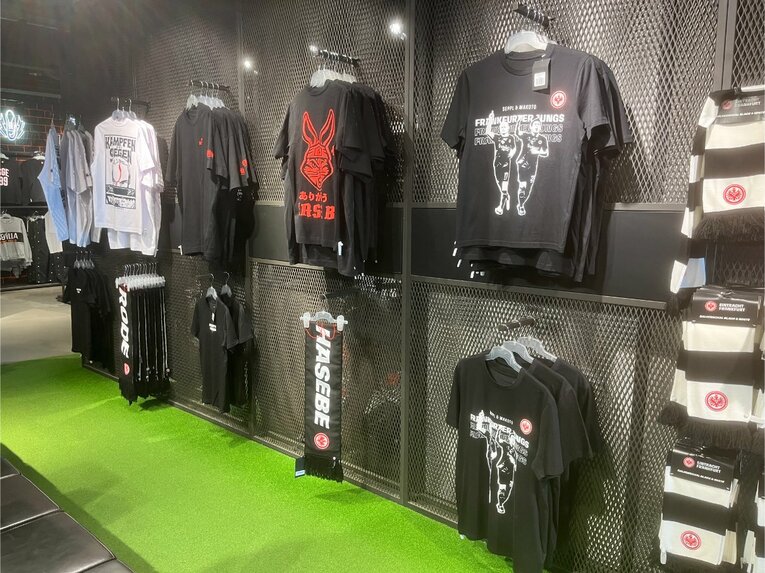 【長谷部誠ラストゲーム現地探訪】長谷部グッズがズラリと並んでいた　©Yusuke Mimura