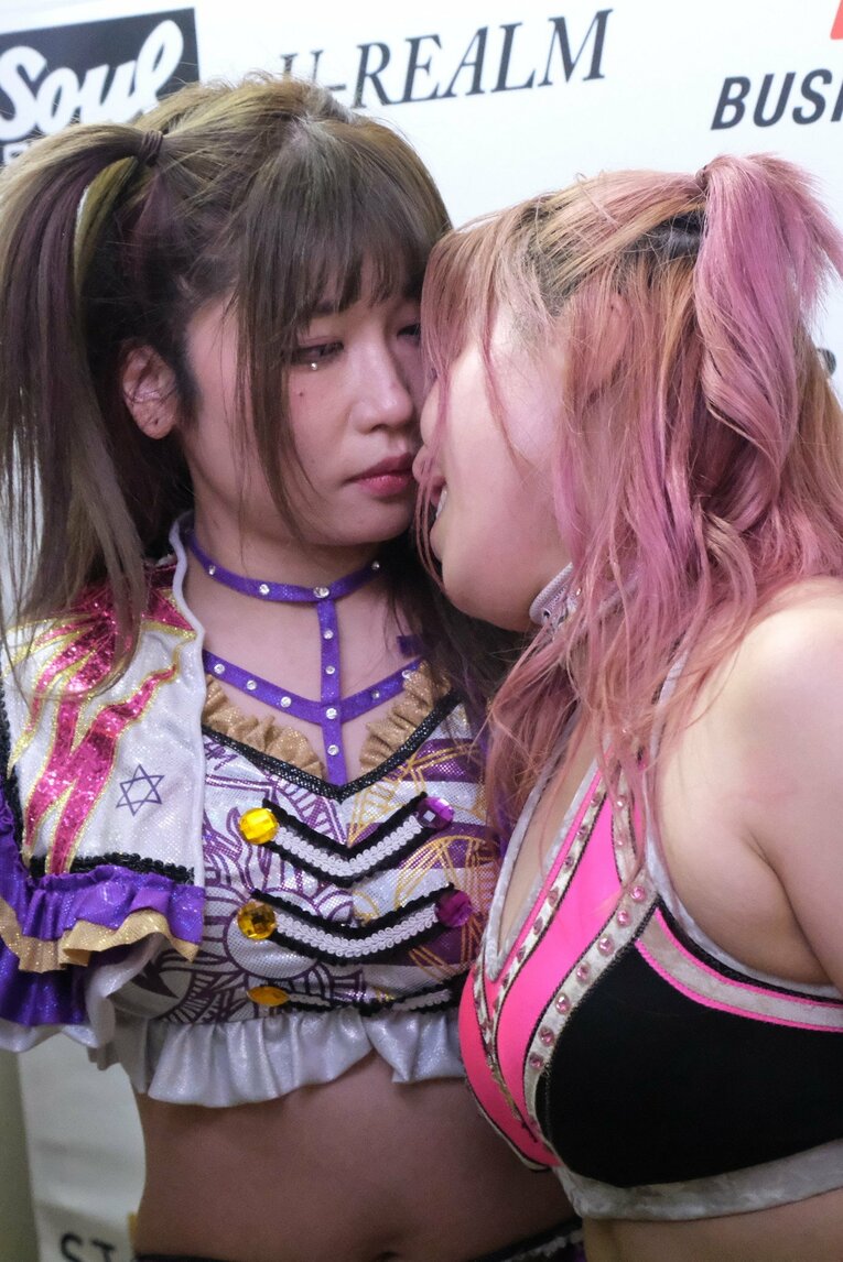 タッグパートナーとしてもともに闘う2人だが、タッグリーグ最終戦後には険悪なムードに