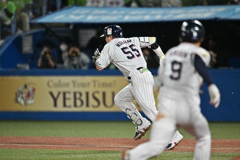 CSファイナル第3戦の7回裏、ボテボテのピッチャーゴロで一塁へ全力疾走するヤクルト村上　©︎Hideki Sugiyama