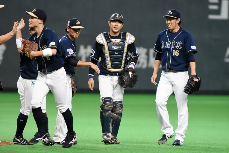 若手捕手として台頭した2016年、平野佳寿投手（右）と勝利を喜ぶ　©JIJI PRESS 2016年