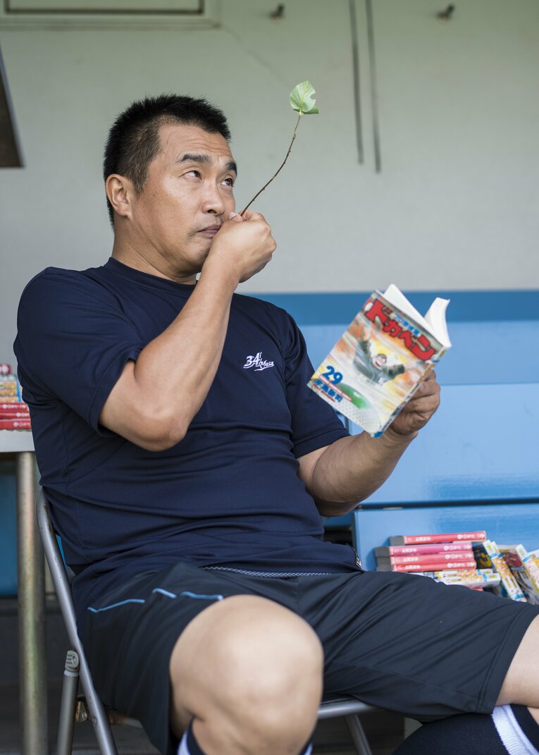 葉っぱをくわえて「ドカベン」岩鬼正美を再現する山本昌　©Takuya Sugiyama