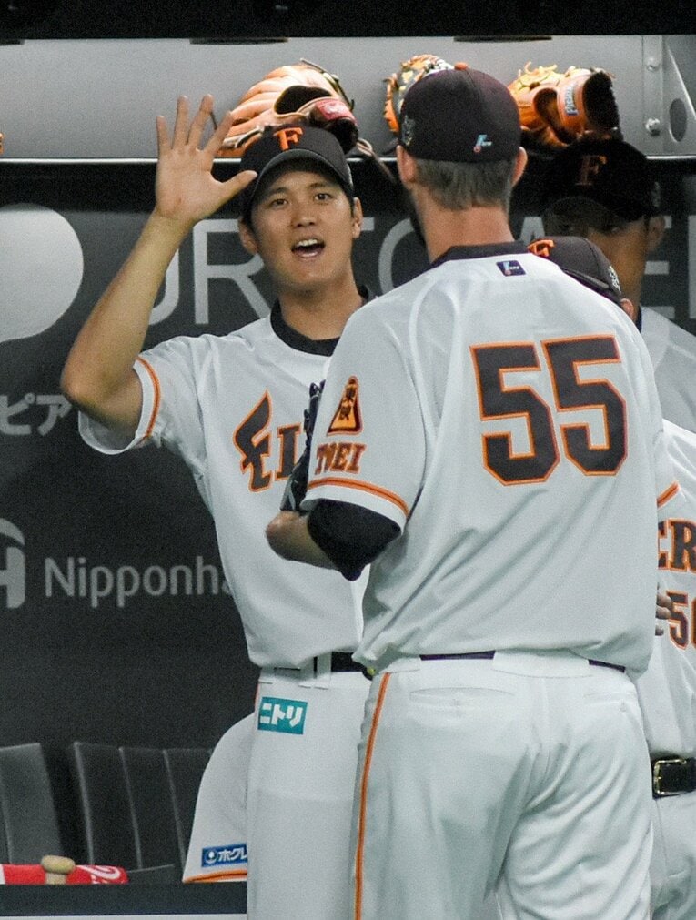 日本ハム時代、好投のマーティンを迎え入れる大谷（写真は右に続きます）　©JIJI PRESS
