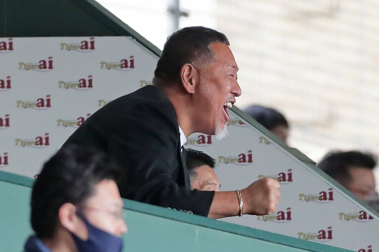 息子のヒットを喜ぶ清原さん　©JIJI PRESS