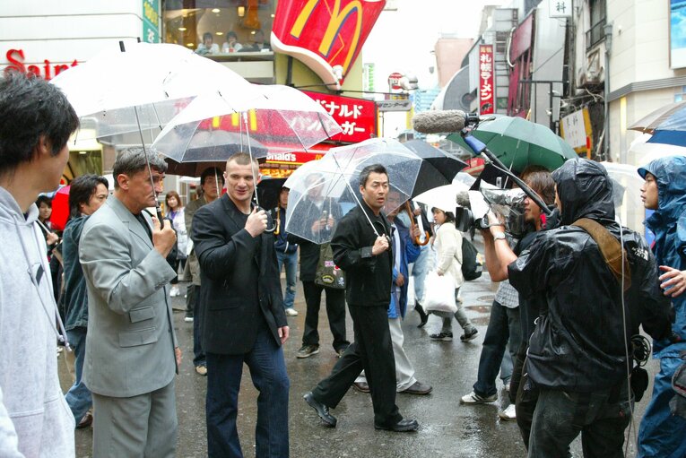 楽しげに渋谷を散策するミルコ　©Susumu Nagao