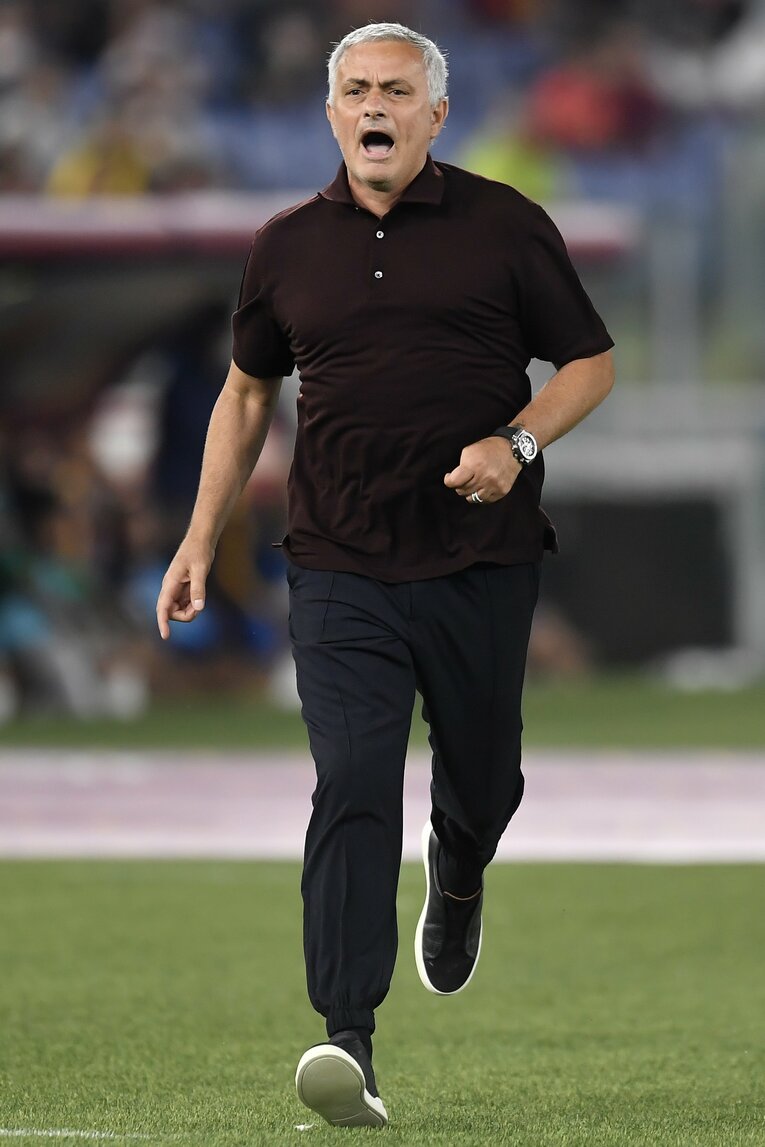 サッスオーロ戦でピッチサイドを駆け抜けるモウリーニョ　©Getty Images
