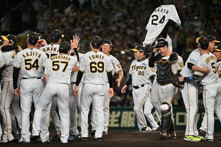 岡田監督も登場（優勝決定の瞬間7/14）　©Hideki Sugiyama