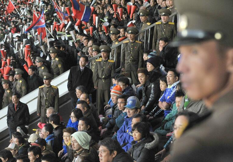 2011年11月の敵地・北朝鮮戦。先制点を奪われがっかりする日本サポーター（手前）　©代表撮影／JIJI PRESS