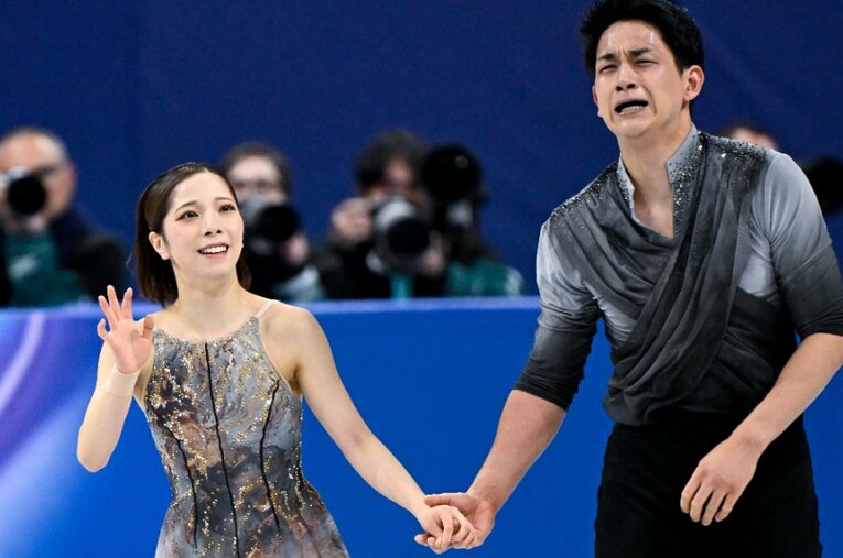 フリーを終えた瞬間、涙がこぼれ落ちる木原。固く繋いだふたりの手に信頼と絆があらわれている　 ／ photograph by Asami Enomoto/JMPA