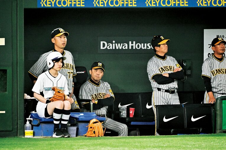 2023年の岡田監督。右隣は誰よりも岡田を知る参謀の平田勝男コーチ。 Hideki Sugiyama