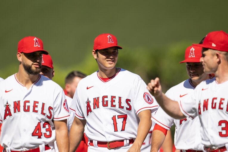 エンゼルスのチームメートと明るい笑顔で会話する大谷。今や米球界のスターだ©Nanae Suzuki