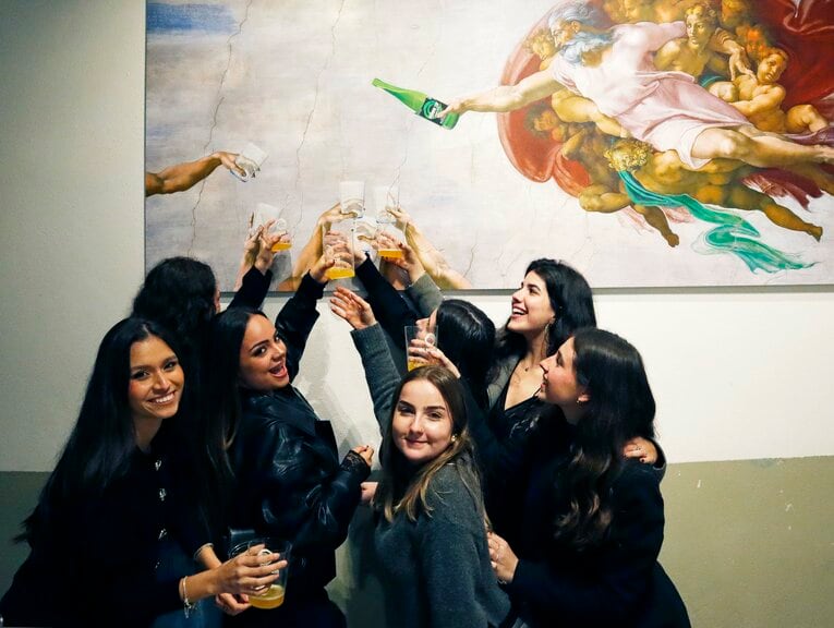 ミケランジェロ「アダムの創造」を模したフレスコ画風「シードラの創造」の前でポーズを取ってくれた　©Daisuke Nakashima