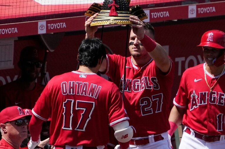 大谷翔平のメジャー1年目から頼れる“兄貴”として支え続けたマイク・トラウト。「トラウタニ」解体でエンゼルスは… ／ photograph by AFLO