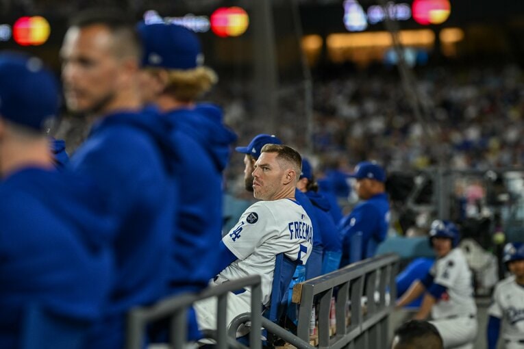 【常勝ドジャースと大谷らの”ステキな日常”／全100枚超】ベンチでもダンディーなフリーマン…写真はまだまだ続きます　©Nanae Suzuki
