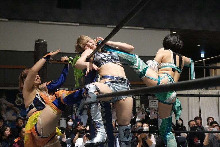 「他では見られない安納サオリだった」人気女子レスラー“3試合出ずっぱり”の凱旋興行に密着「体重が4kg減って…そりゃそうですよね」(27)