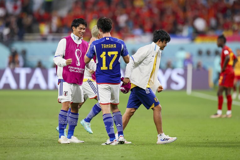 田中を祝福するメンバーたち（奇跡のゴールシーン　55／57）©Kaoru Watanabe/JMPA