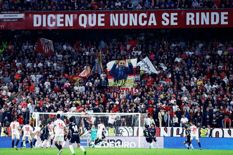 久保建英「脱臼ケガ明け緊急出場」を撮った…W杯へ頼もしい攻撃力と“激論”、気になるのは“ほぼ90分プレー時の疲労感”(35)