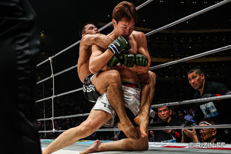 朝倉未来vsシェイドゥラエフ【スワイプするとそのほかの写真もご覧になれます】　©RIZIN FF
