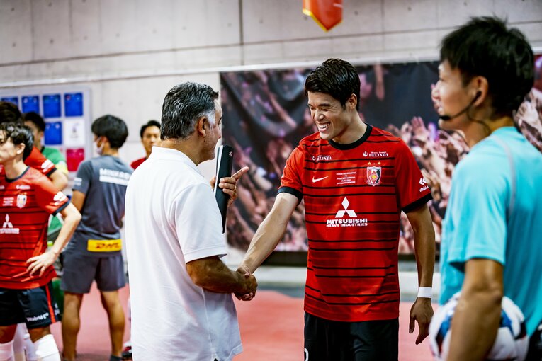 試合前、酒井はガルティエ監督と握手　©Kiichi Matsumoto