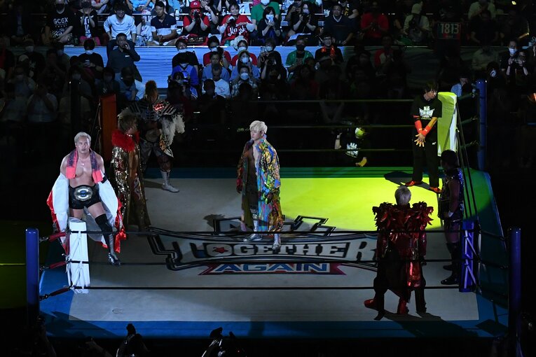 オカダ・カズチカがガウンをはだけさせると、両国国技館のボルテージが一気に上がった