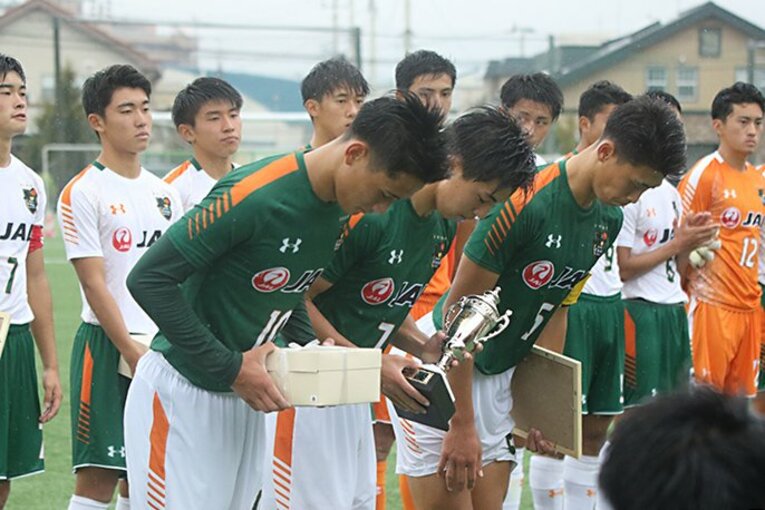 試合後の表彰式も見慣れない光景だった　©︎Takahito Ando