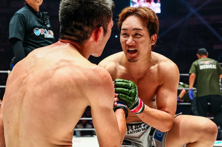 試合後、青木真也と笑顔で言葉をかわす朝倉未来。日本のMMA史に刻まれる、短くも濃密な一戦となった ／ photograph by RIZIN FF Susumu Nagao