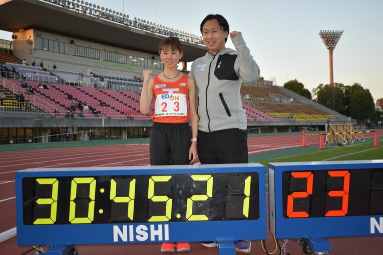 2021年12月の「関西実業団ディスタンストライアルin京都」で初のトラック10000m挑戦ながら、日本歴代2位の30分45秒23をマークした不破。五十嵐監督とともに電光掲示板の前でガッツポーズ　©︎JIJI PRESS