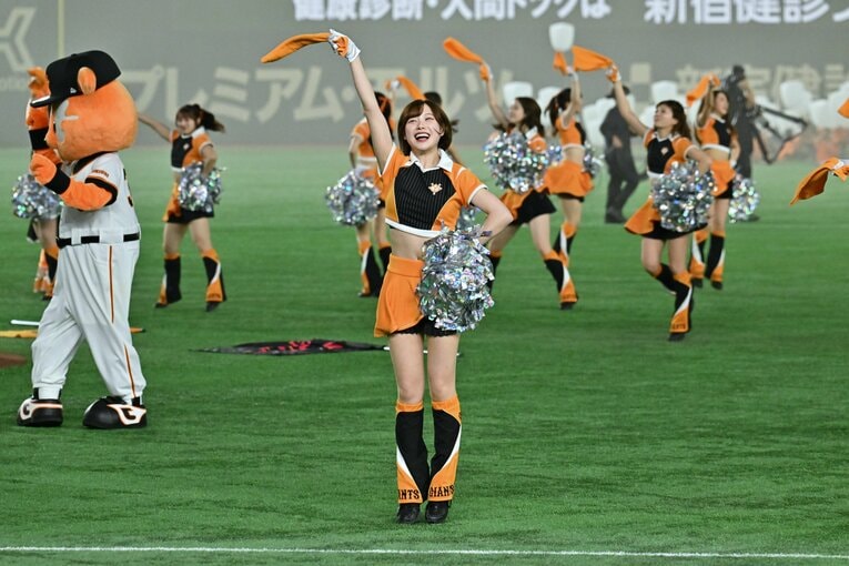 試合を盛り上げる巨人の公式マスコットガール「VENUS」　©Hideki Sugiyama