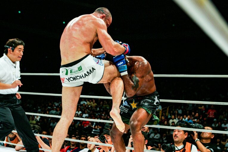 ジャクソンに強烈な膝蹴りを叩き込むシウバ（1枚目／全10枚）©Susumu Nagao