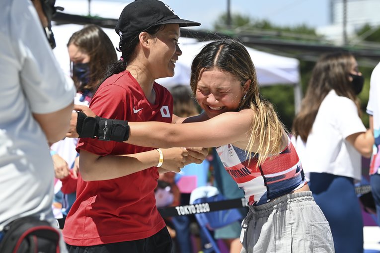 金メダルの四十住さくらに抱きつくスカイ・ブラウン　©︎JMPA