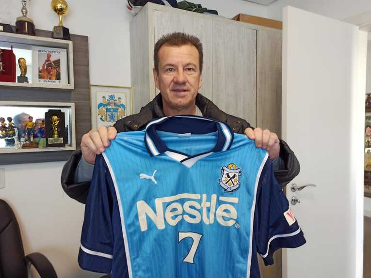 ジュビロの7番、名波浩のユニフォームを手に　©Hiroaki Sawada