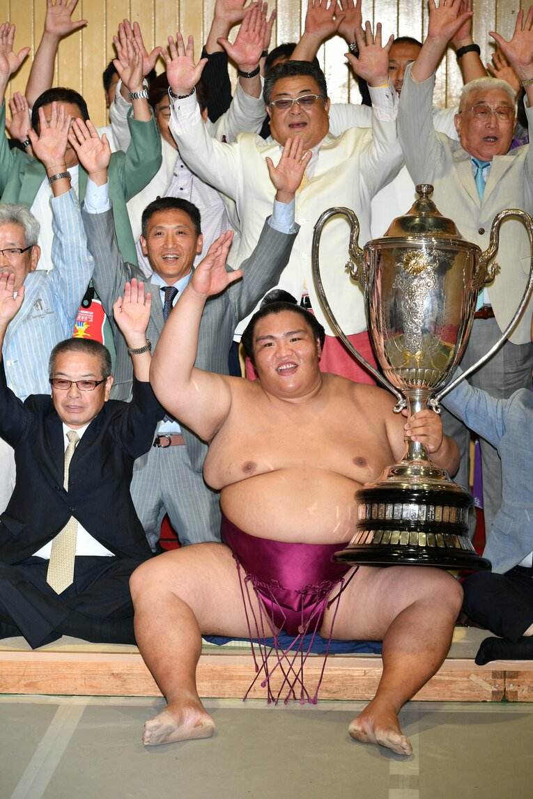 御嶽海が2018年7月場所で初優勝したとき　©JMPA