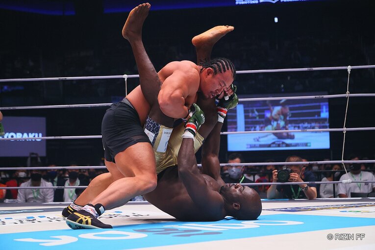 試合開始直後にテイクダウンを取られたボビー　©RIZIN FF