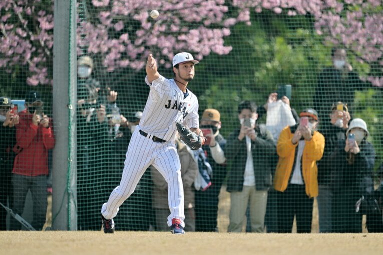 WBC合宿初日で遠投するダルビッシュ　©︎HIdeki Sugiyama