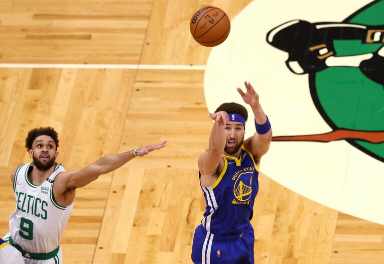 NBAファイナルでスリーポイントシュートを放つクレイ・トンプソン（ウォリアーズ）　©Getty Images