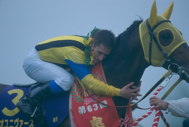 皐月賞後のネオユニヴァースを抱きしめるデムーロ騎手　©Tomohiko Hayashi