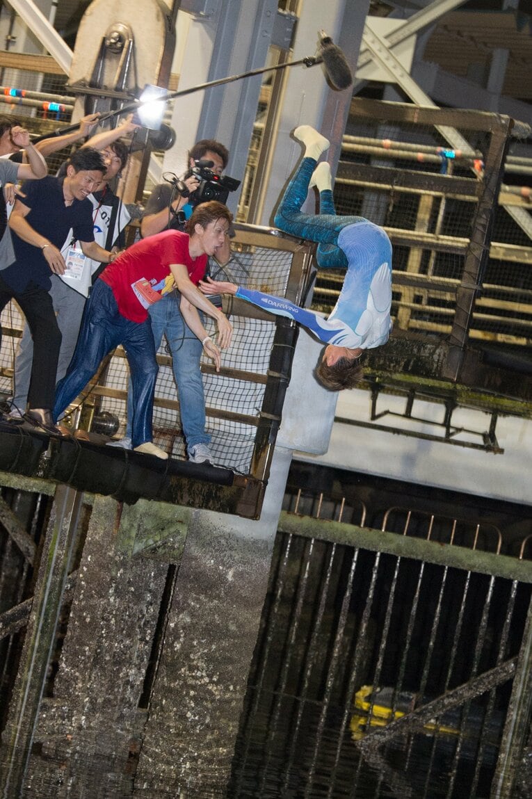 戦友のレーサーたちに水面に投げ込まれる峰　©日本モーターボート競走会