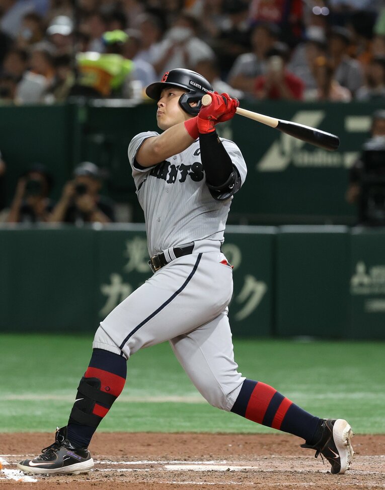 8月8日に31号本塁打を放った岡本。2位の村上宗隆に9本差をつけて独走中　©︎JIJI PRESS