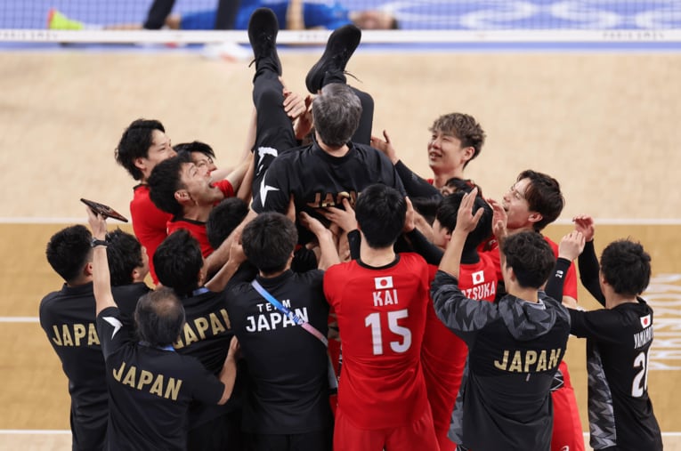 話題となったブラン監督の胴上げは、伊藤コーチの提案によるものだった ／ photograph by Sankei Shimbun