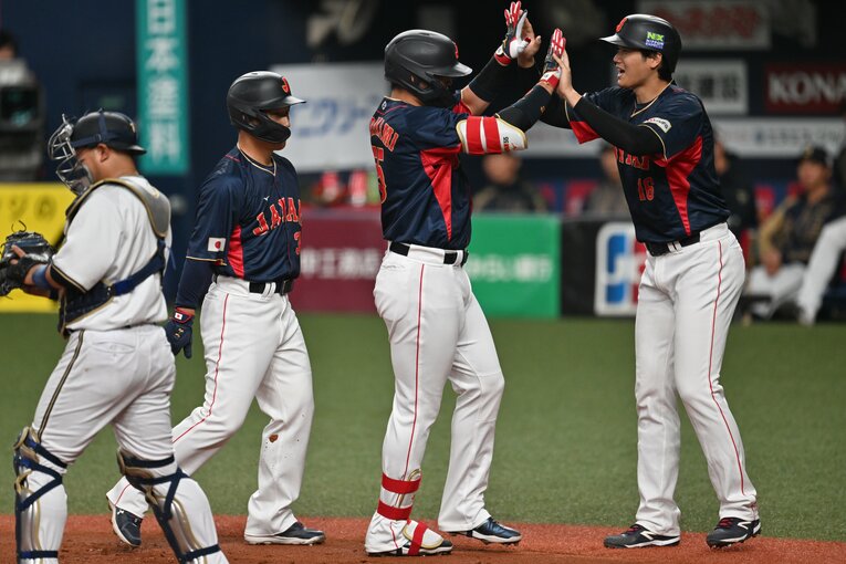 3月7日のオリックス戦、ホームランを放った村上宗隆を誰よりも明るく祝福する大谷翔平（2枚目／全3枚）　©Naoya Sanuki