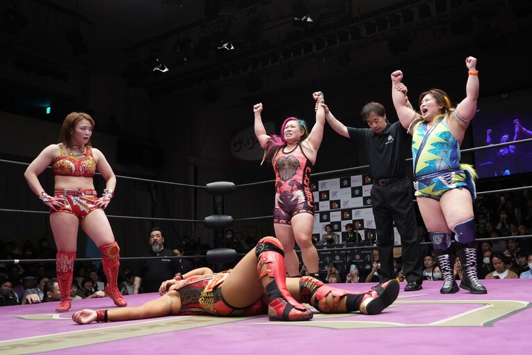 チーム200キロに敗れてしまった里村明衣子、Sareee組。4月16日、後楽園ホール　©Essei Hara