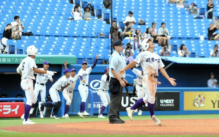タイブレークの10回裏、三塁走者の豊泉陽（右端）が本塁にかえり、サヨナラ勝ちに湧く関東第一ベンチ　©Asahi Shimbun