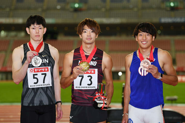 （左から）高山峻野、金井、泉谷駿介　©AFLO