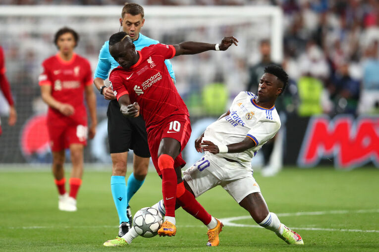 ゲームを通して見ると、殊勲のゴールを挙げたビニシウスがマネに対してプレスバックする場面もあった　©Getty Images