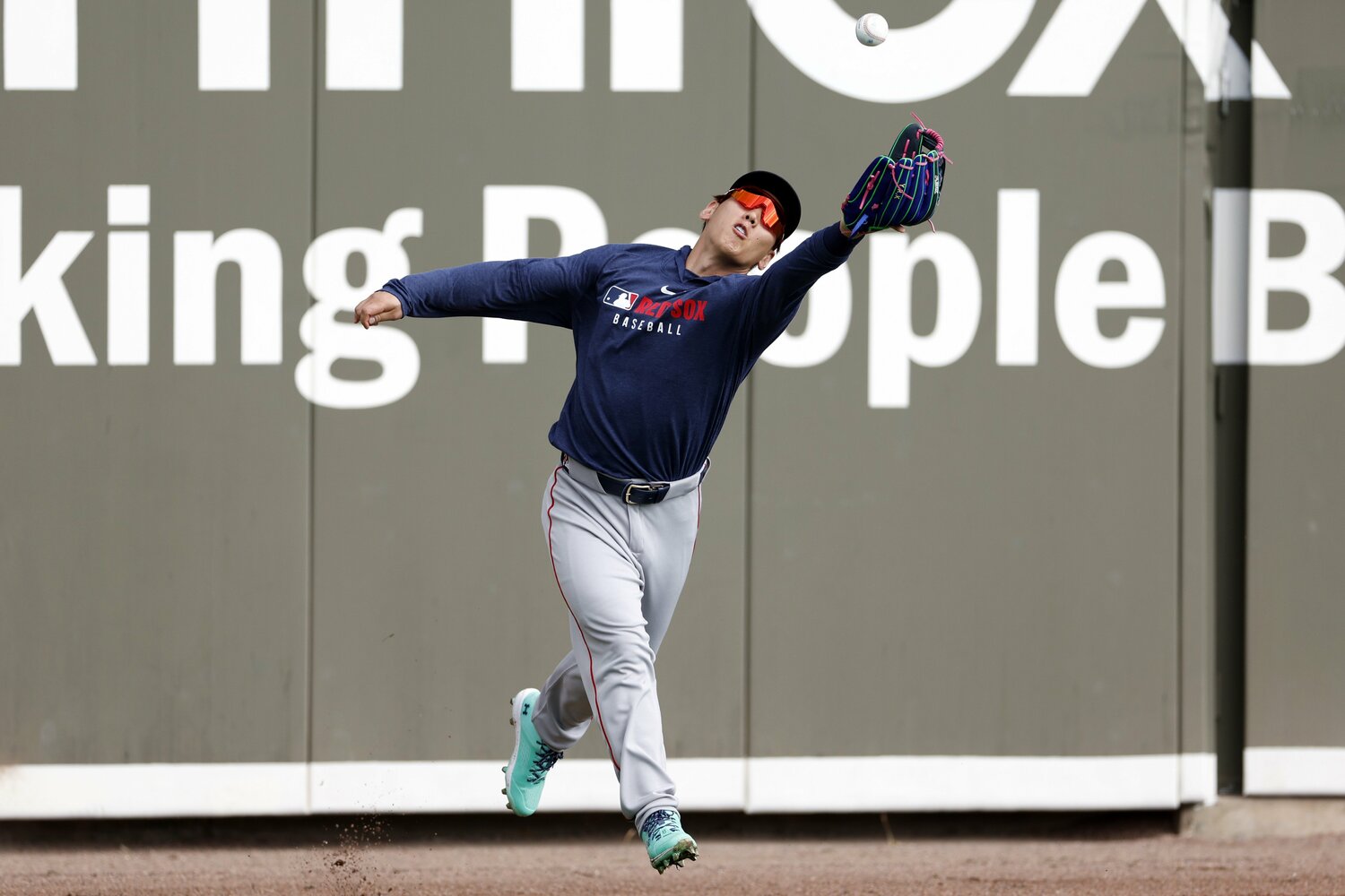 キャンプで守備練習で汗をながす吉田正尚　©︎Danielle Parhizkaran/The Boston Globe via Getty Images