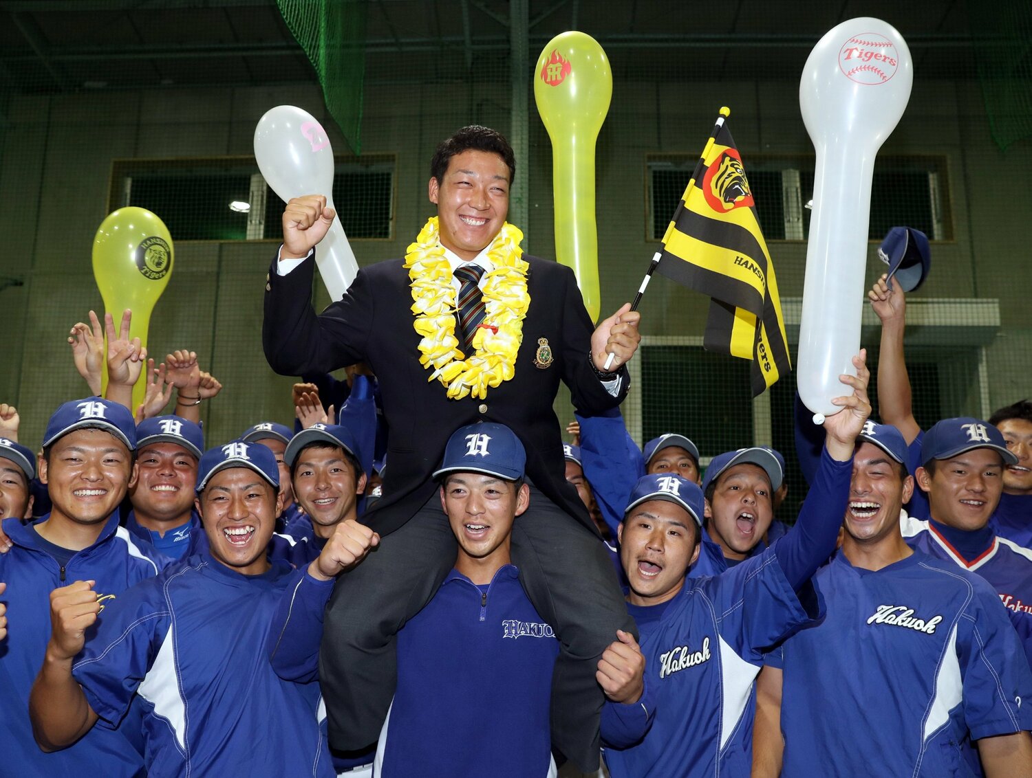写真は2016年ドラフト当日（10月20日）、阪神に1位指名され、白鴎大野球部員の騎馬に乗る大山悠輔　©Sankei Shimbun
