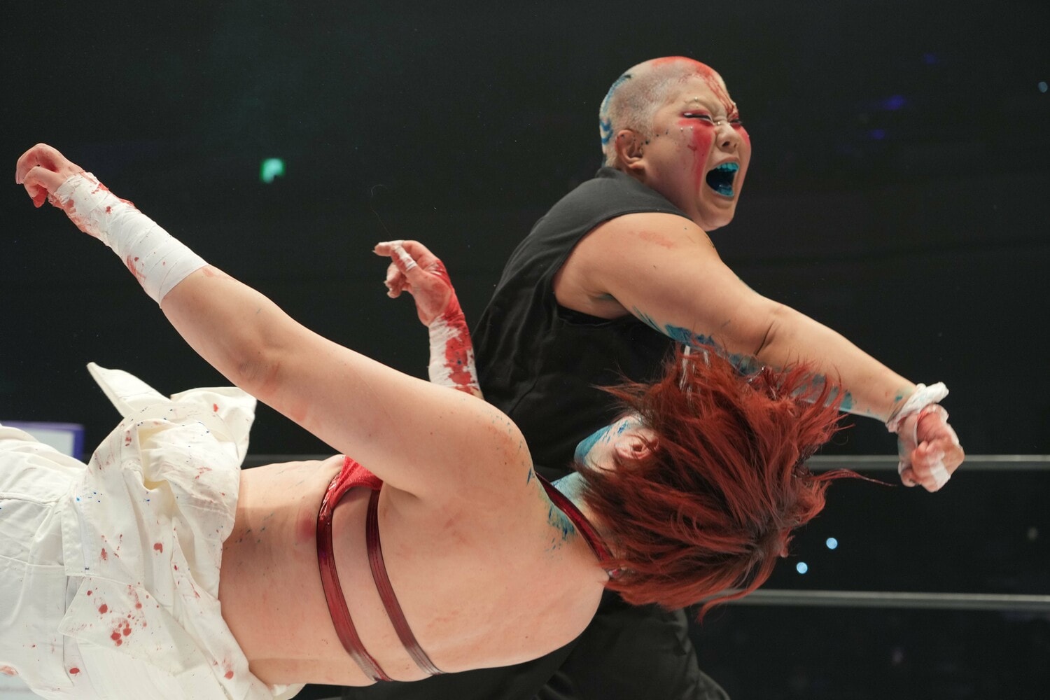 舞華にラリアットをぶちかます刀羅ナツコ　©Essei Hara