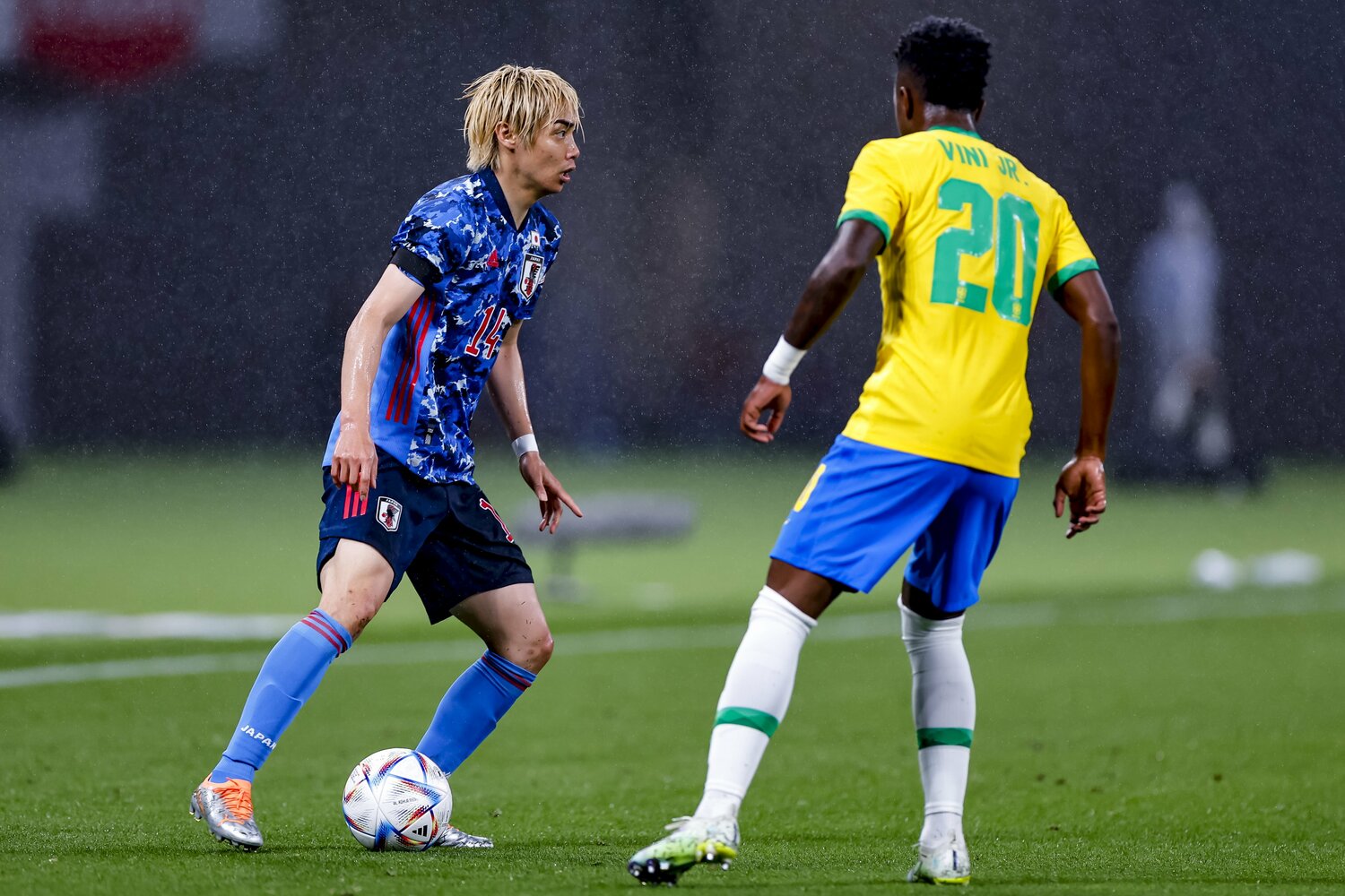 ビニシウスのようないきなりメガクラブパターンの一方で、伊東純也のように着実にステップアップするタイプも　©Kiichi Matsumoto/JMPA