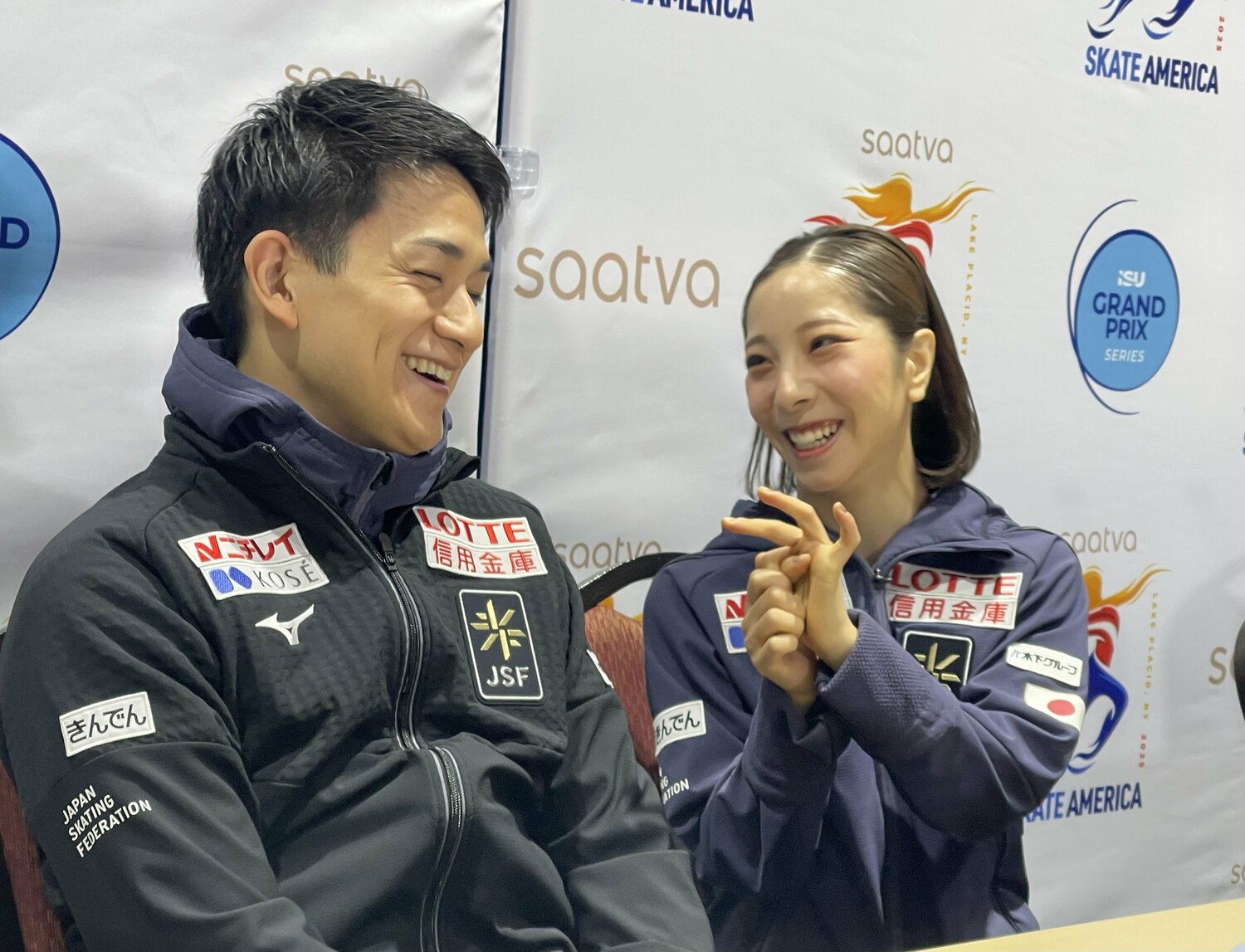 インタビュースペースで笑顔を見せたりくりゅう　©Akiko Tamura