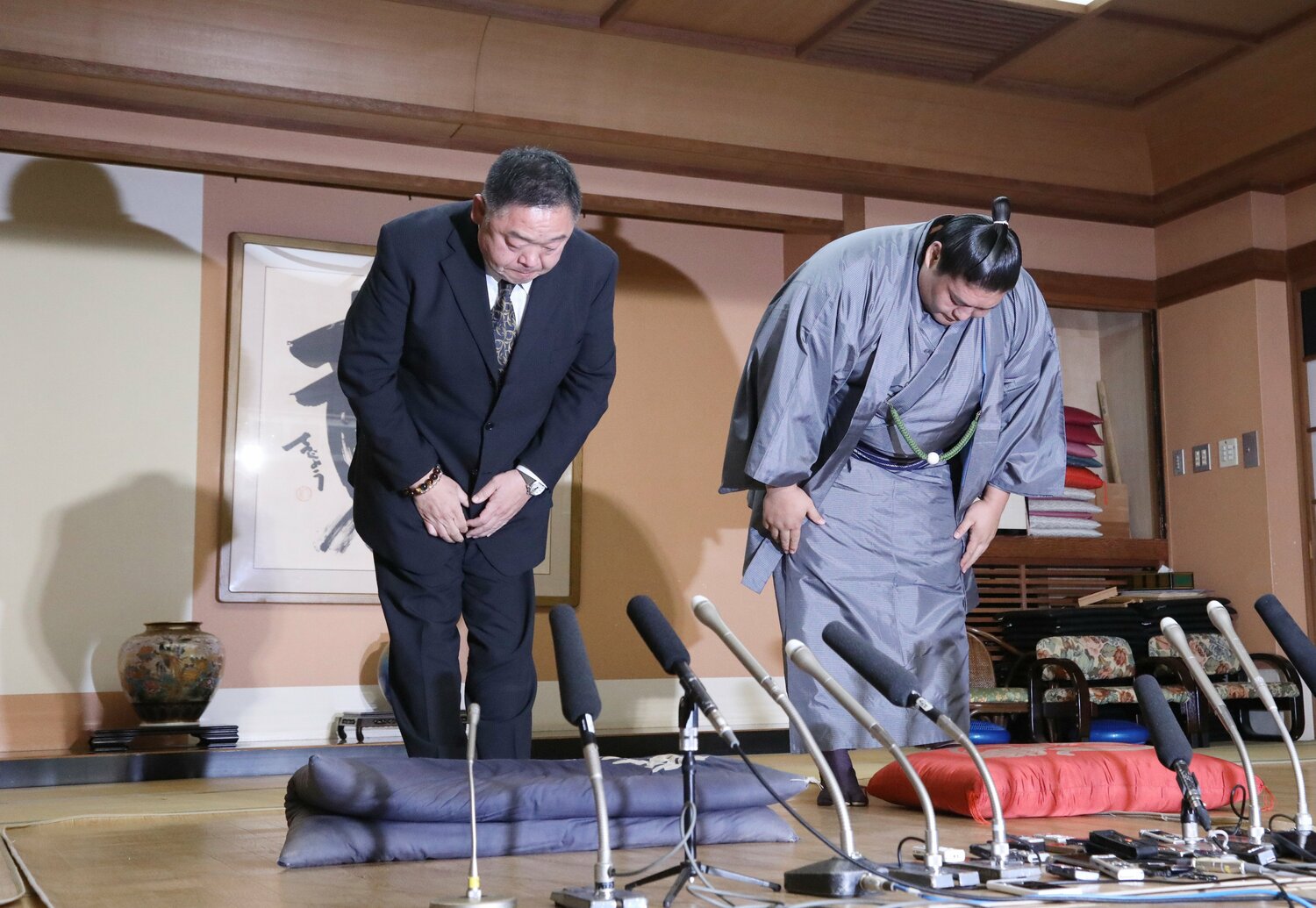 現役を引退し、千賀ノ浦親方(左)と一緒に会見を行った貴ノ岩 ©JIJI PRESS