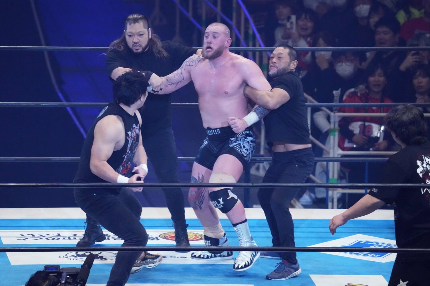 成田蓮らに襲撃されるゲイブ・キッド　©Essei Hara